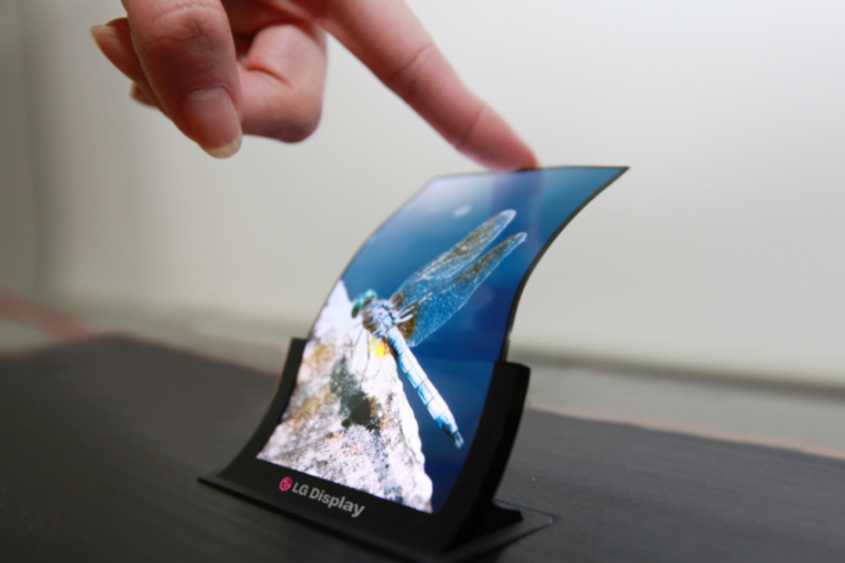По стапките на Samsung: И Apple развива iPhone со флексибилен екран