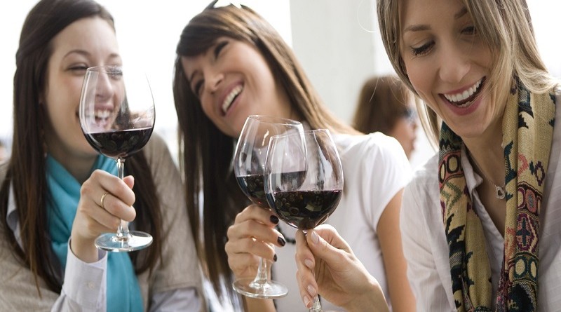 Македонките пијат двојно повеќе вино од мажите