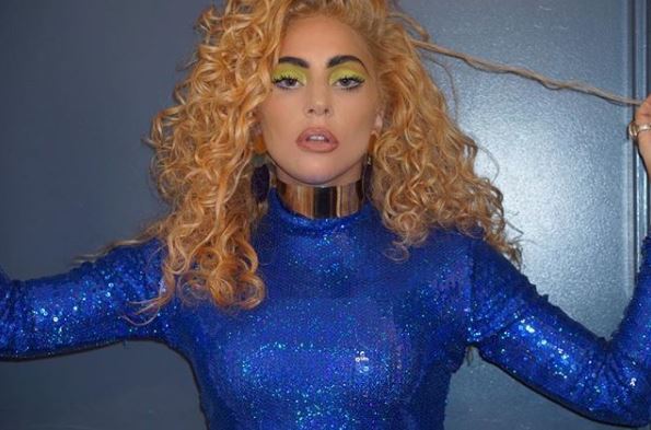 Лејди Гага на плажа во високи потпетици: Градите излетаа од бикинито, а кога се сврти…