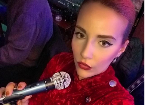 Македонската пејачка Девана што и да фати-добро го држи, а и добро и стои… Од микрофон, пиштол, до рогови… (ФОТО)
