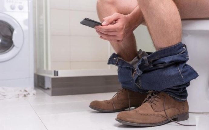 Задолжително прочитајте ако седите во тоалет и користите мобилен – нема да ви текне повторно!