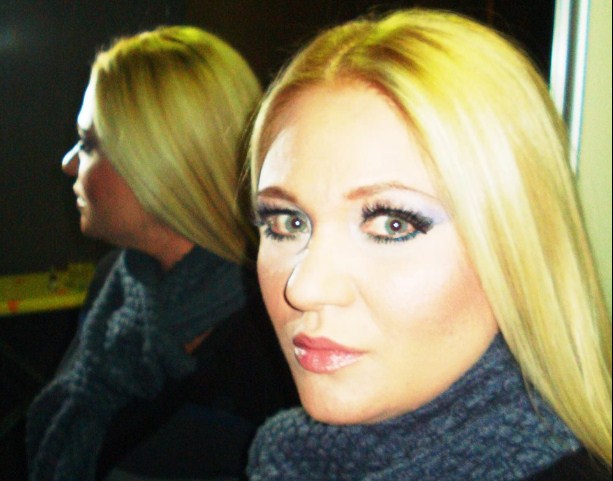 Македонската пејачка сликана – „усни на усни“: „Никој како тебе не бакнува“!  (ФОТО)