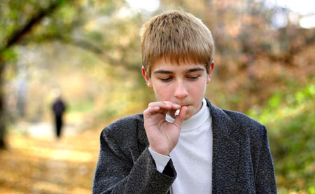 Како вашето дете-тинејџер да остане подалеку од цигарите?