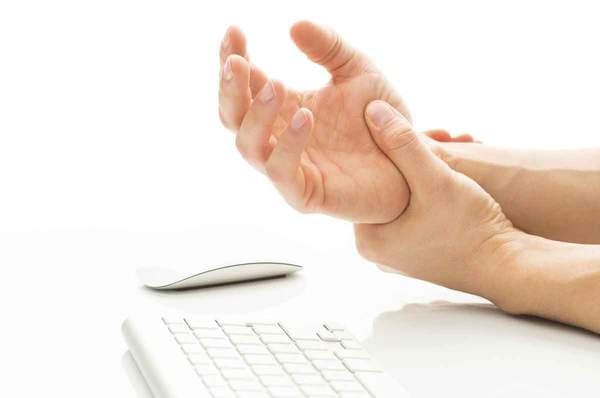 Предолго работите на компјутер – овие 6 совети помагаат за болката во рацете
