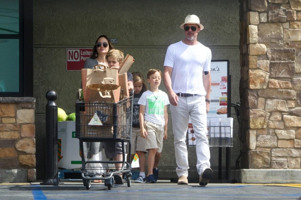 Нема да ги види со месеци: Анџелина Џоли бесна на Бред Пит поради децата