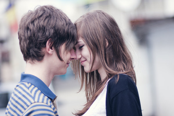 Истражувањата покажуваат: Тинејџерите имаат „луди“ хормони од љубов