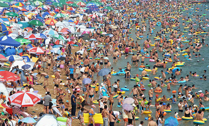 Најпосетената плажа на светот: 40.000 луѓе на 500 метри