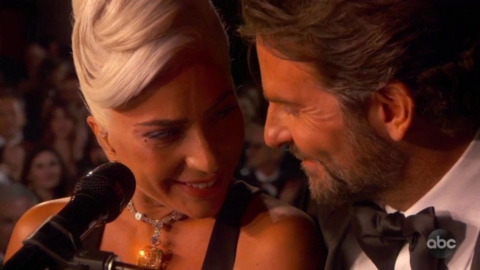 Лејди Гага и Бредли Купер во занес на „Оскарите“, а од публиката ги гледаше неговата сопруга (фото)