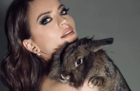 Милица Павловиќ со секси велигденски фото-перформанс: Едниот го јавна, другиот го легна меѓу вапцаните јајца  (ФОТО)