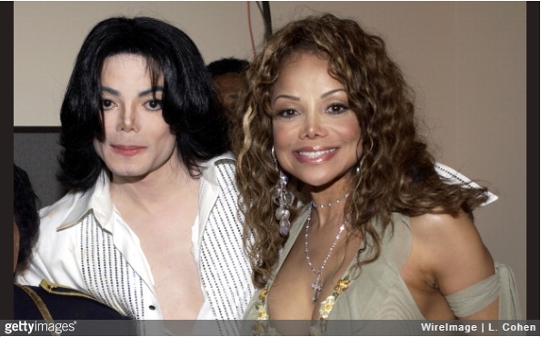Сестрата на покојниот Мајкл Џексон се деформираше – сега има бело лице и многу личи на нејзиниот брат (фото)