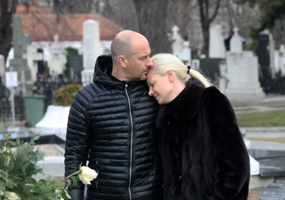 Илда Шаулиќ огорчена дојде на гробот на Шабан: „Не се грижи тато, твојот убиец ќе го стигне божја казна“ (ФОТО)