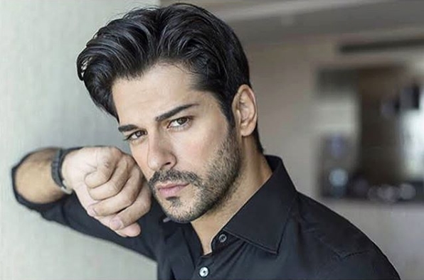 Популарниот турски актер ја објави првата заедничка фотографија со синот (фото)