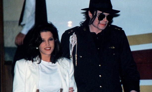 Соработничката на Мајкл Џексон открива ненормална работа која кралот на попот ја правел со гаќите на сопругата