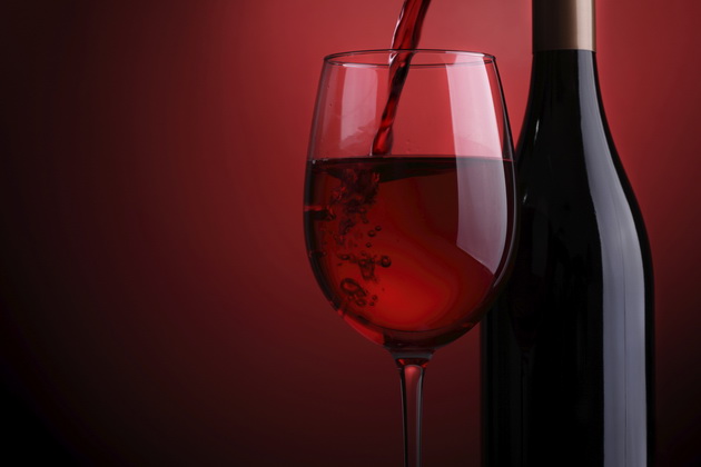 Зошто не боли глава кога пиеме црвено вино? Научниците дадоа објаснување