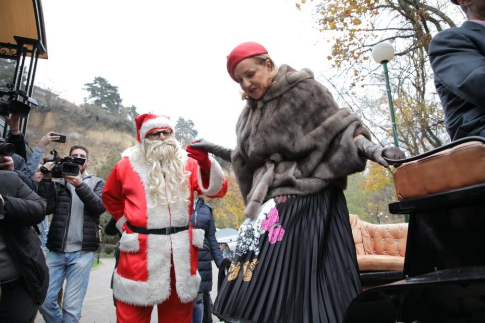 Ана Бекута како предпразнична придружба на Дедо Мраз: Му се качи во кочијата, па запеа (ФОТО)