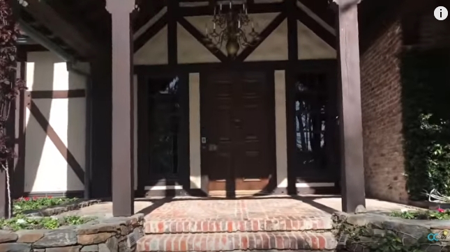 Ретка снимка се појави на Јутјуб: Погледнете ја секоја соба и детаљ од „Неверленд“ – имотот на Мајкл Џексон кој се уште се продава (видео)