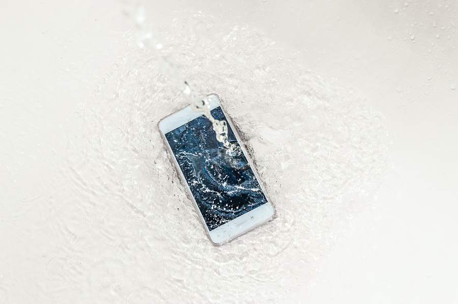 Како да го спасите мобилниот доколку ви падне во вода?
