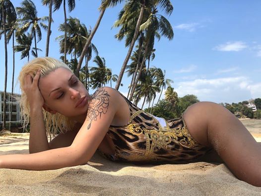 Марина Тошиќ во танга бикини, без градник на плажа: Кога пејачката ќе се разголи среде зима, се’ се крева, па дури и морето… од осека во плима! (ВИДЕО)