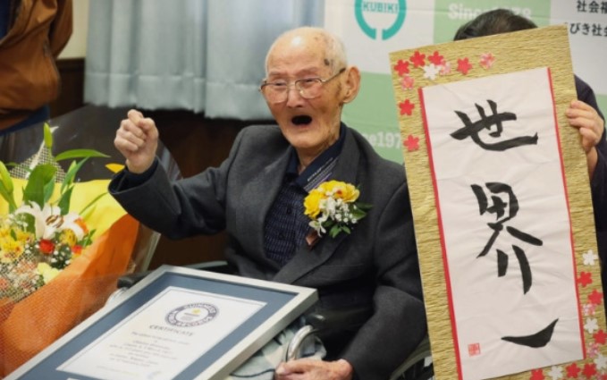 Најстариот човек на светот има 112 години и 344 дена- еве во што тајната на неговата долговечност