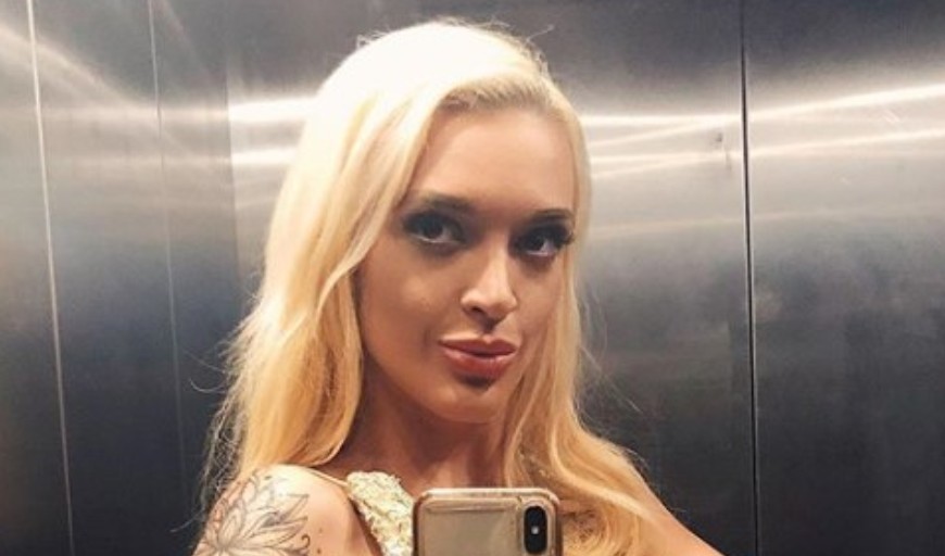 Марина Тошиќ го „здрма“ Инстаграм: Пејачката позира по гаќички и со голи гради (фото)
