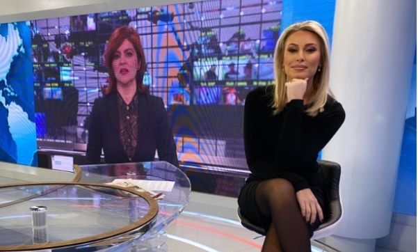 Меѓуножна панорама: Водителката на утринската на ТВ „Пинк“, Дајана Пауновиќ прекрсти нозе, па минифустанчето и се поткрена малку повеќе од што треба… (ФОТО)
