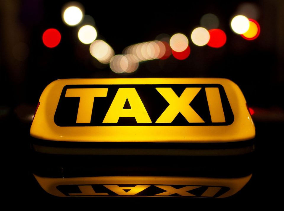 Вака таксист во Кина се штити од корона вирус