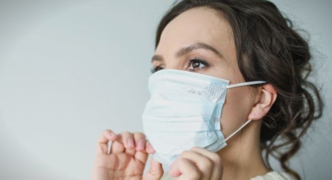 Колку долго се задржува коронавирусот на заштитната маска за лице?