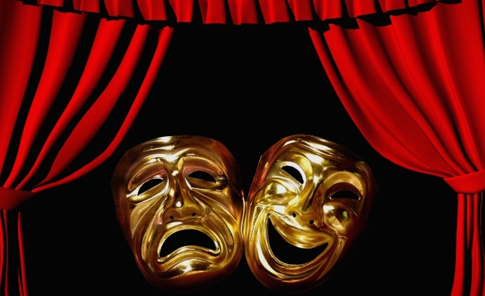 „Театар Комедија“ овој петок со онлајн настап на пет актери на сцената во дворот на театарот