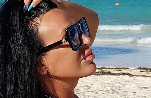 Жена му на Миле Китиќ е ултра секси и во шестата деценија: Марта Савиќ е „рибетина“ на плажа во Доменикана (ФОТО)