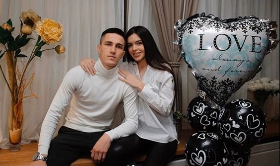 Фудбалерот на Партизан ја изненади својата девојка:  Урошевиќ ја побара Ива за жена,  додека таа ги дуваше свеќите на роденденската торта (ВИДЕО)