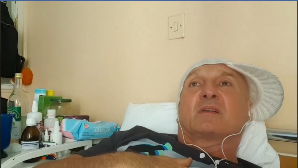 Српскиот пејач и ријалити учесник кој има корона, се  јави од болница: „Почнав да плукам крв“! (ВИДЕО)