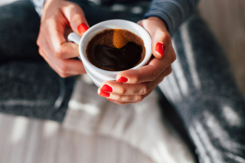 Новата студија открива кога е најздраво да се консумира утринското кафе – пред или по појадокот?