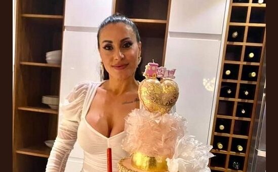 Семејна журка кај Гавазова: Пејачката славеше роденден со шампањско и торта на три ката (ФОТО+ВИДЕО)