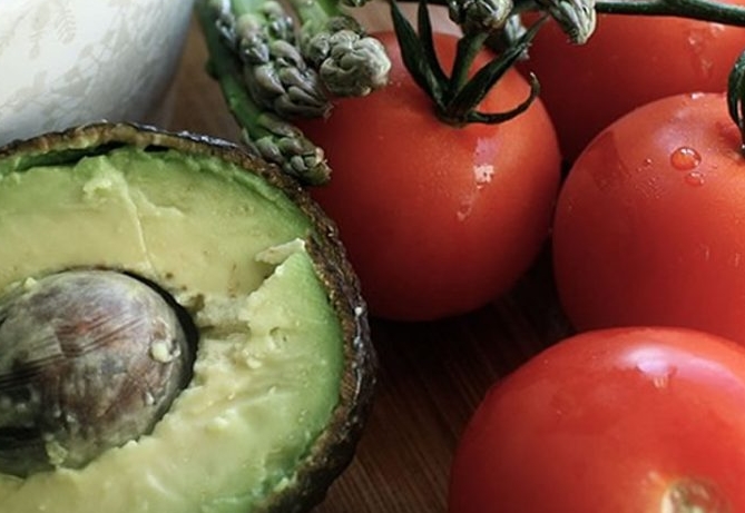Освежување полно витамини: Салата со авокадо, домати и сирење