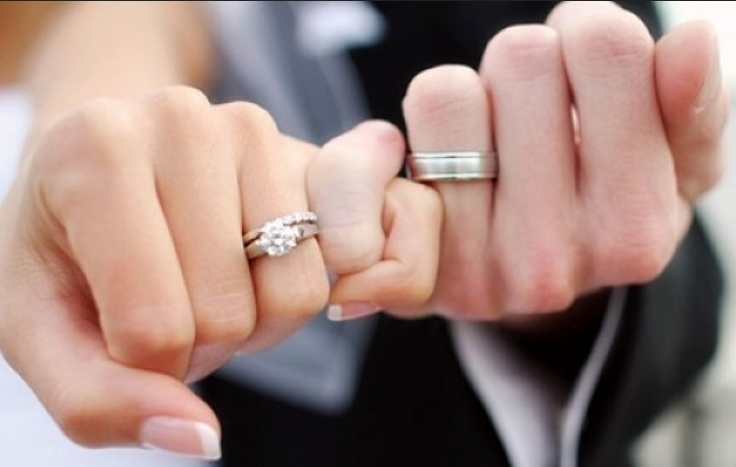 Дали знаете на која рака се носи венчалниот прстен, а на која вереничкиот?