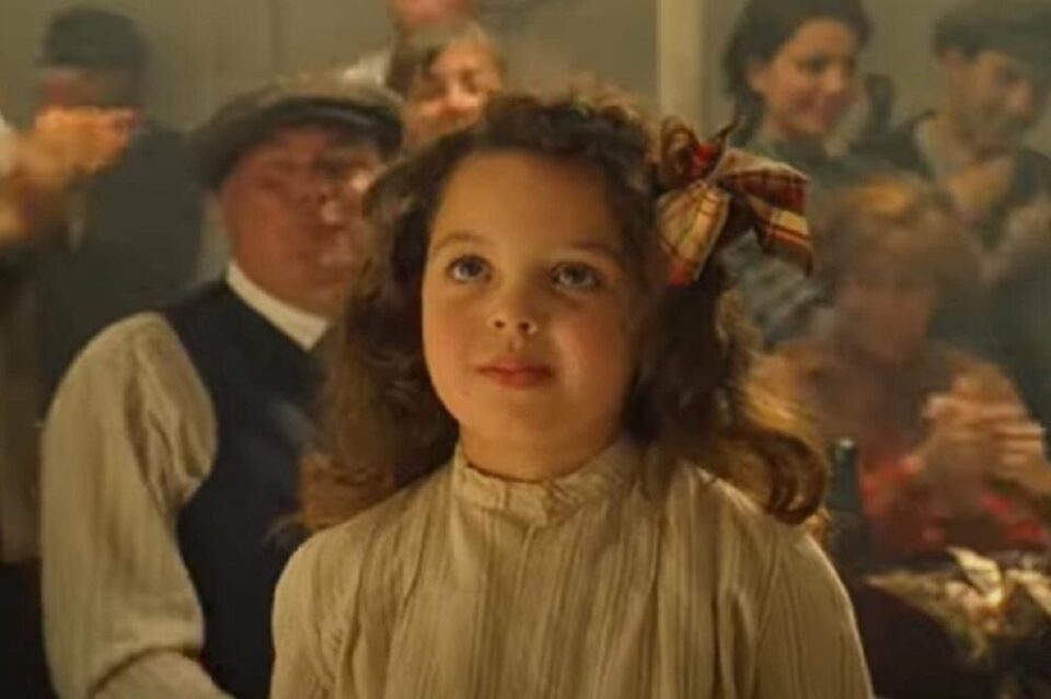Се сеќавате ли на девојчето кое освои со нејзината улога во серијата „Титаник“ – еве како изгледа денес (фото)