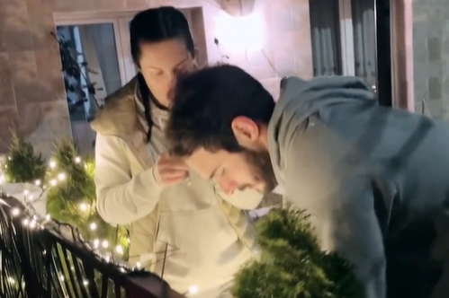 Ристе Ристески новогодишно ги украси и домот и дворот: Младата „Гранд ѕвезда“ и неговата сестра, направија куќата да блеска (ВИДЕО)