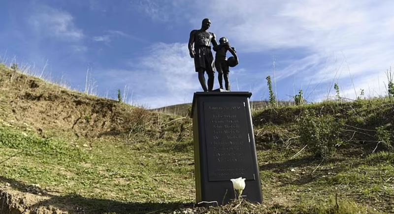 Коби Брајант и Џиана добија статуа на местото на несреќата: „Хероите доаѓаат и си одат, но легендите се вечни“
