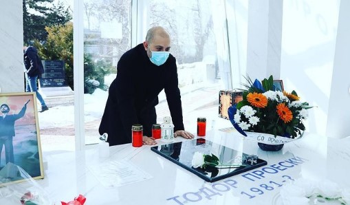 Синот на Аки во Крушево: Кристијан Рахимовски ги посети гробот и спомен куќата на Тоше (ФОТО)