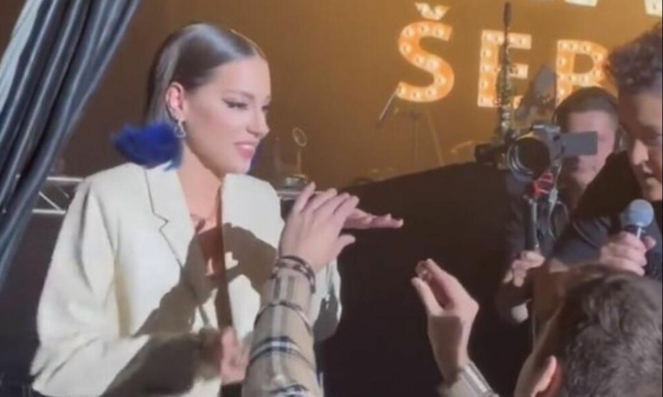 Сара Јо запросена на концертот на Марија Шерифовиќ: Пејачката „и го смести“ на колешката или тоа беше само договор за шоу пред публиката? (ВИДЕО)