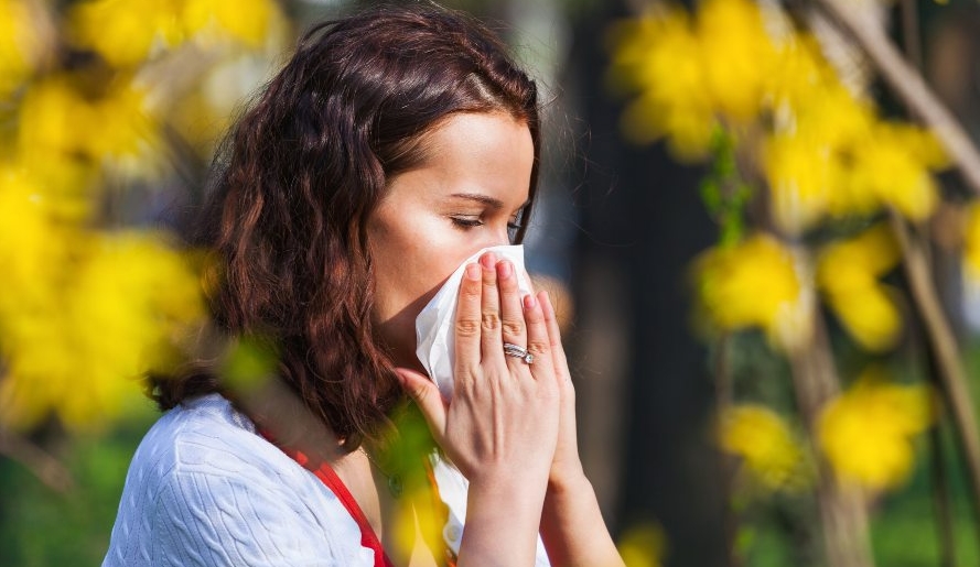 Како да ги ублажите симптомите од пролетните алергии: Методи кои вредат злато