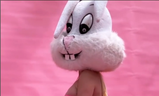 Карлеуша за Велигден како разголена зајачица со важна порака: Дивата во свој стил го слави најголемиот христијански празник (ФОТО+ВИДЕО)