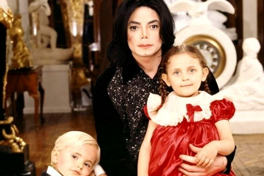 Израсна во вистинска убавица: Погледнете како денес изгледа ќерката на Мајкл Џексон (фото)