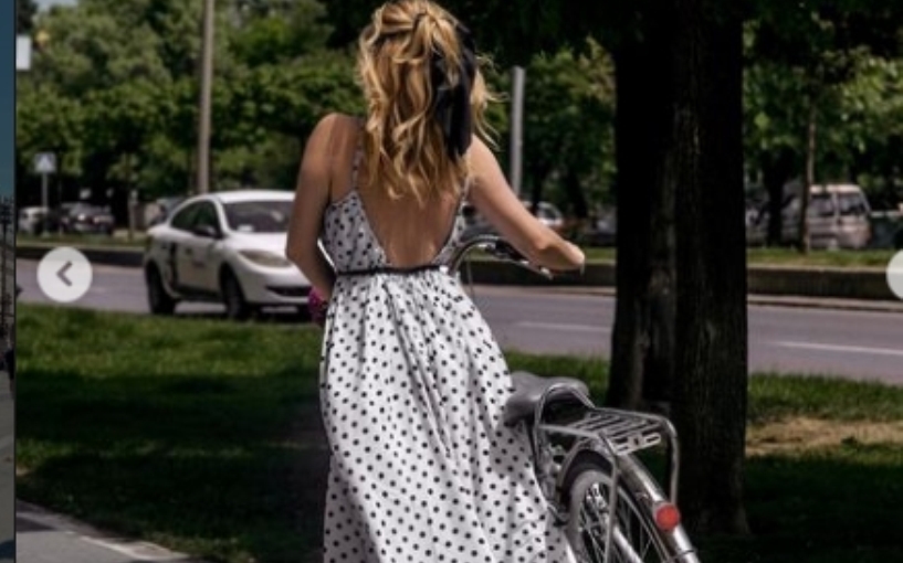 Девојката со точакот и убавото секси фустанче – погодувате ли која е оваа наша позната дама? (фото)