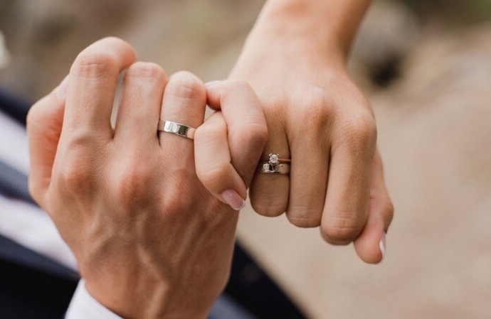 На која рака треба да го носите вереничкиот прстен, а на која бурмата?