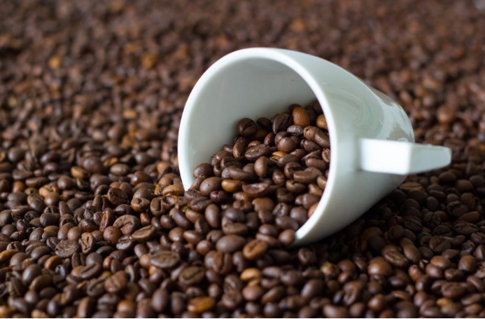 Маска за лице од кафе: Ја чисти кожата и ги отстранува митесерите
