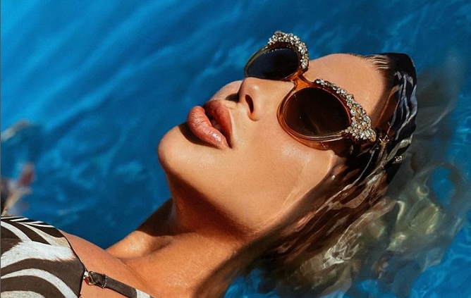 Андреа предизвика колективна возбуда: Бугарската пејачка си ја галеше големата секси задница среде бел ден на работ од летниот базен (ВИДЕО)