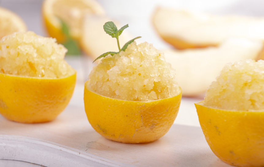 Зошто треба да чувате лимон во замрзнувач: Повеќекратната употреба на кората од лимон
