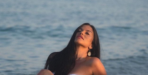 Андријана Петрушовска во бикини, повеќе од секси: Еве во чие друштво атрактивната македонска „Гранд“ ѕвезда ужива на море (ФОТО)