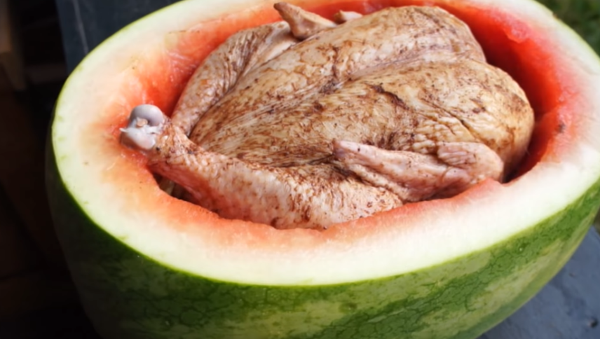 Рецепт за летен специјалитет: Печено пилешко во лубеница- кажете му збогум на класичното